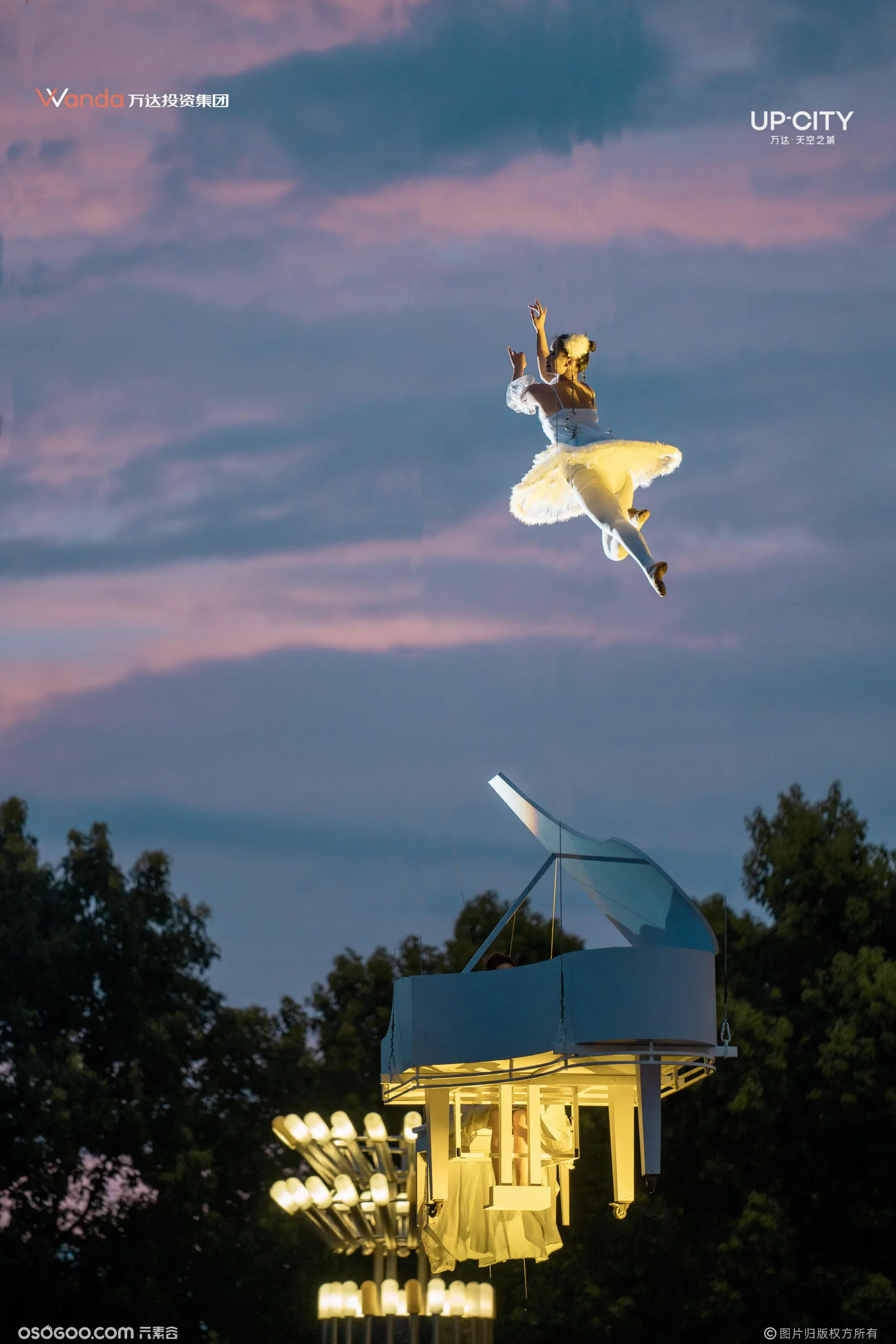 威亚浍影创意；空中钢琴上的威亚演员随琴声飞扬共舞空中芭蕾表演