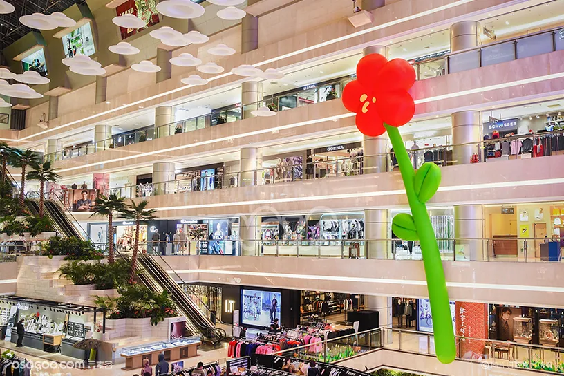 16米小红花艺术装置空降天津海信广场绽放温暖
