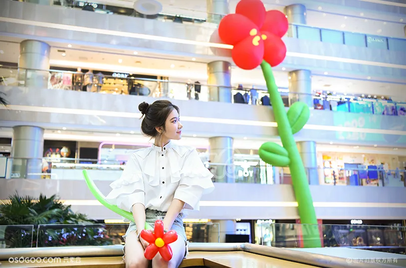 16米小红花艺术装置空降天津海信广场绽放温暖