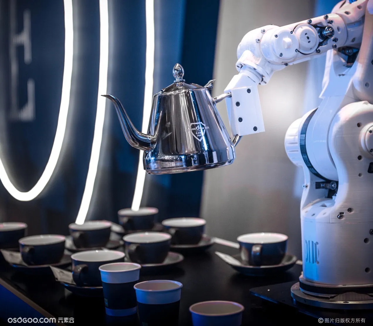机器人倒酒、倒咖啡