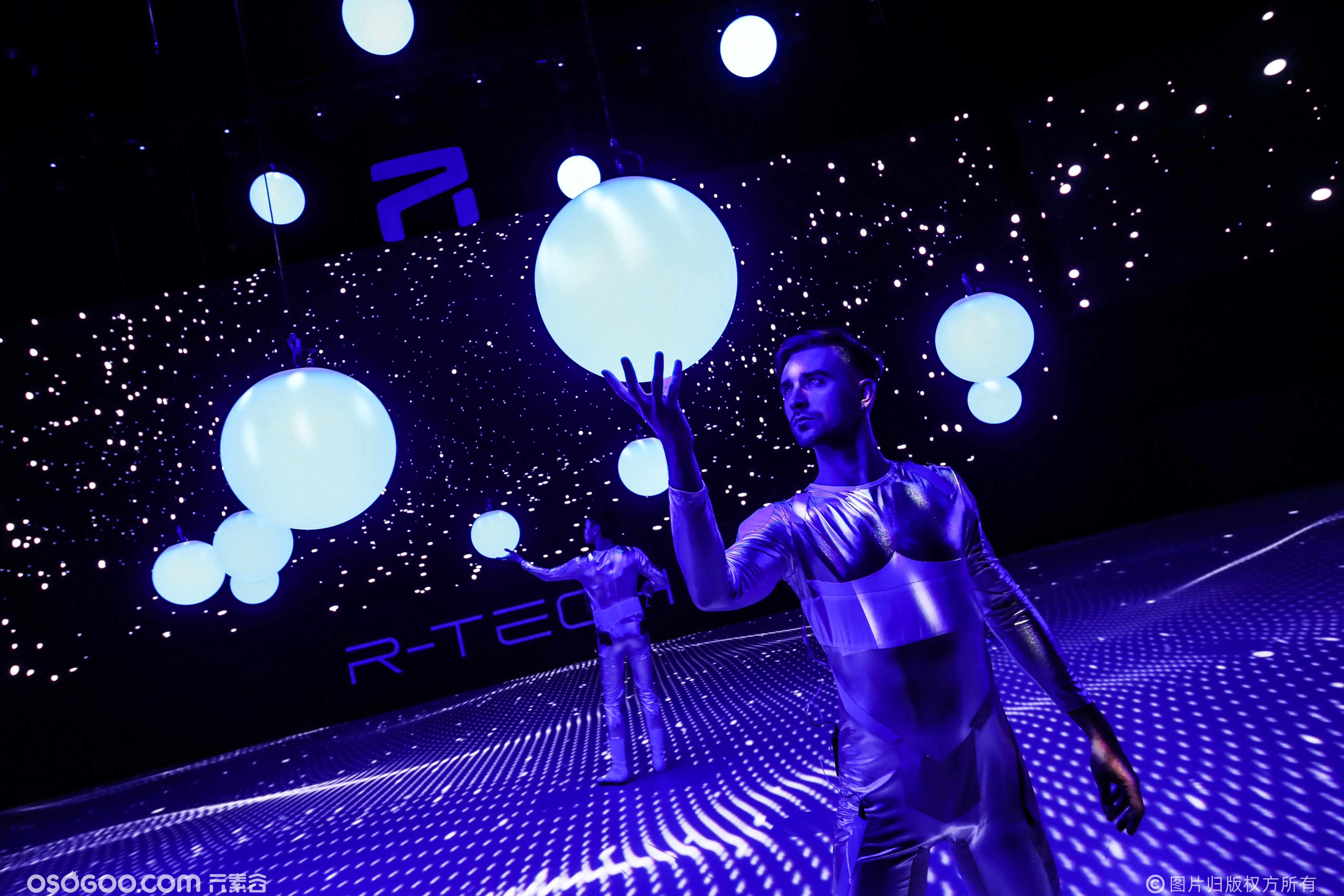 R-TECH 裸眼3D全息新车发布会 数控矩悬浮球秀舞蹈表演