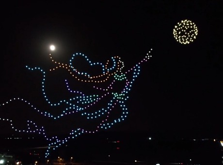 无人机表演庆中秋。夜幕中，500架无人机组成高清空中二维码，