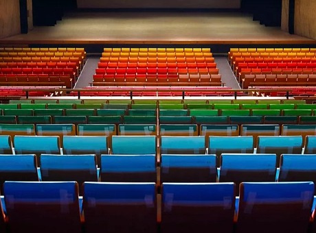 这间礼堂的每一个座位都有不同的颜色