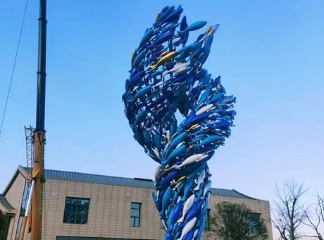 常州路口龙卷风鱼群雕塑 彩绘不锈钢鱼雕塑摆件