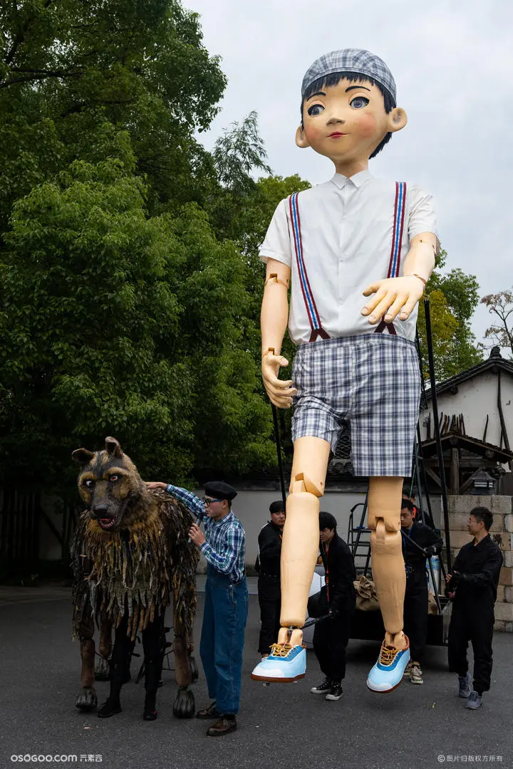 孩童与狗巨型木偶戏剧