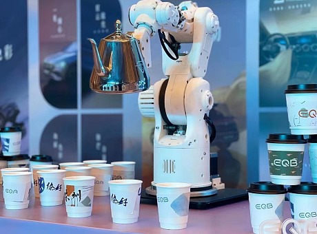 桌面机械臂倒咖啡 汽车品牌全国巡展 让展台更具科技感