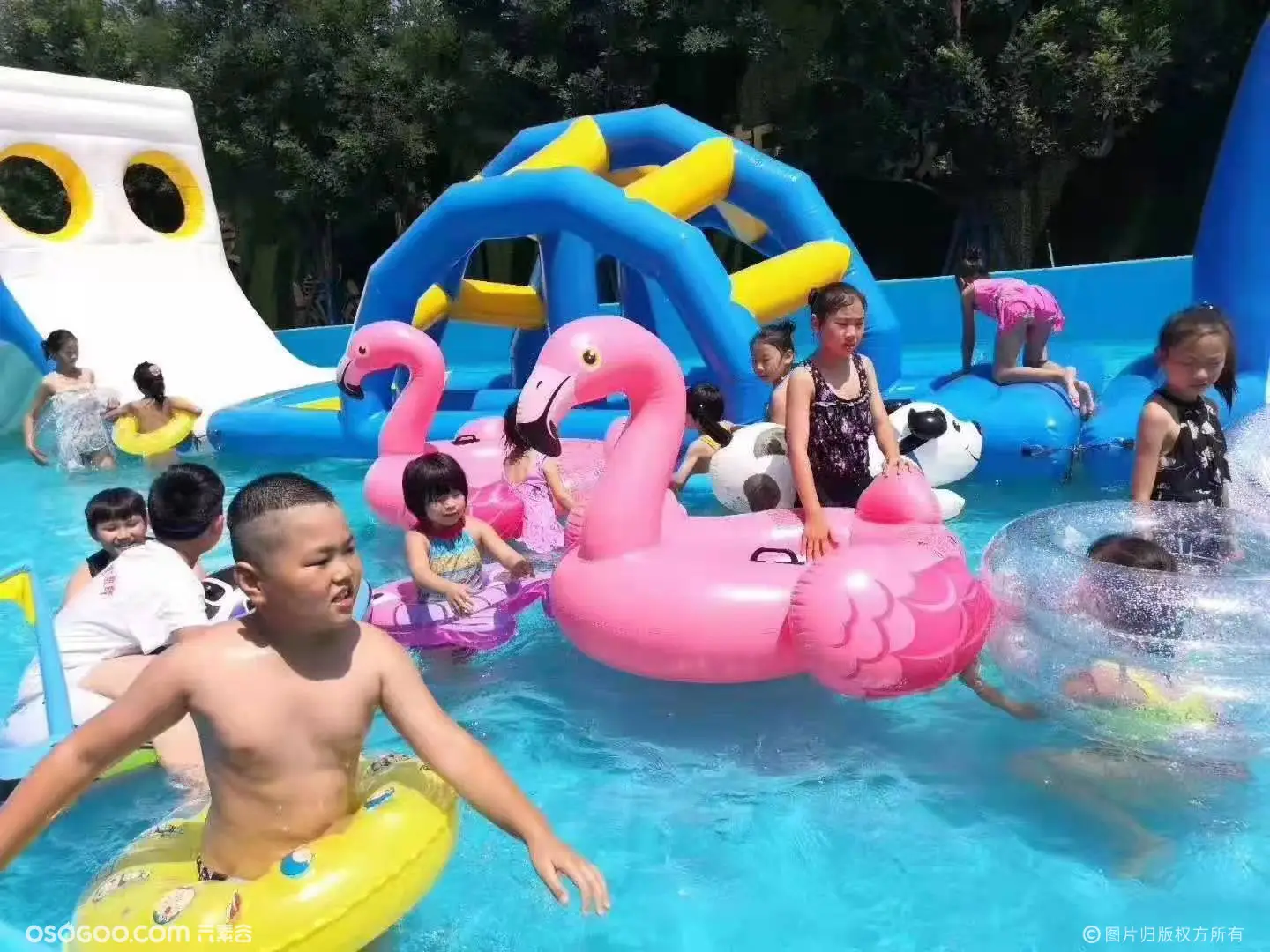 长隆水上乐园举行“万人比基尼”活动，开启无限狂欢玩水模式