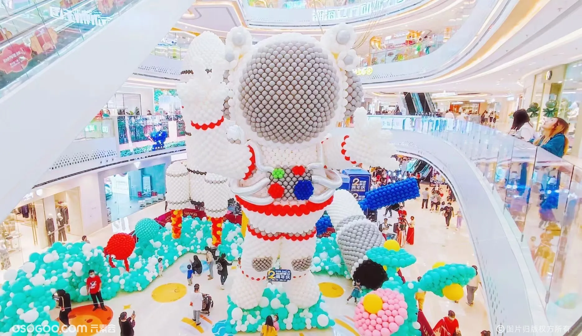 2,000 多颗彩色气球艺术装置八月缤纷降落北京环球金融中心 – NOWRE现客