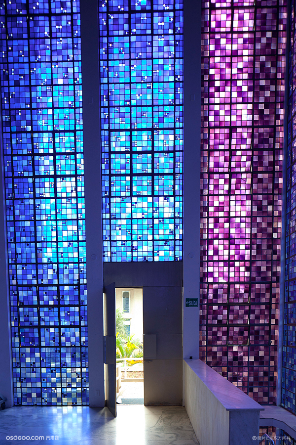 教堂控的设计师朝这看，彩色玻璃满足你的幻想