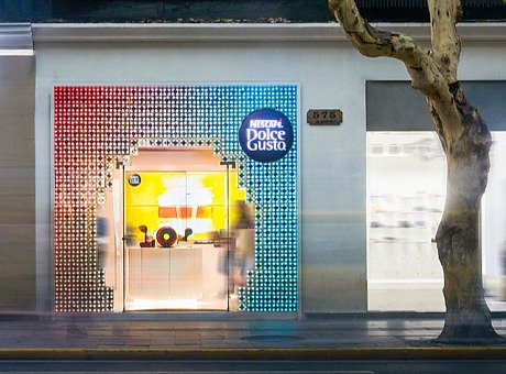 3000个可编程 LED 灯的咖啡胶囊被创建这个零售门面