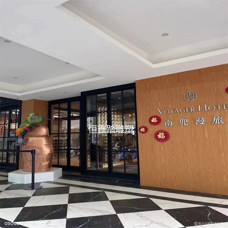 台南南兜漫旅酒店门口装饰彩绘不锈钢蜥蜴雕塑厂家报价