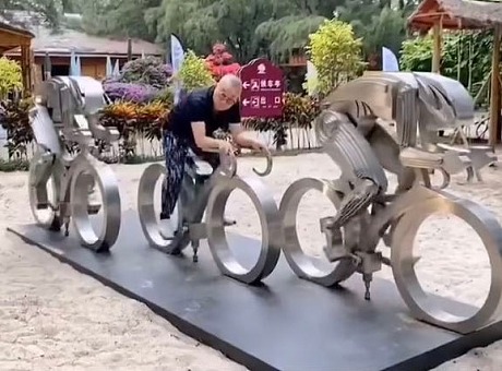 单车联动铁艺景观装置 铁艺互动景观雕塑 单车联动竞速装置