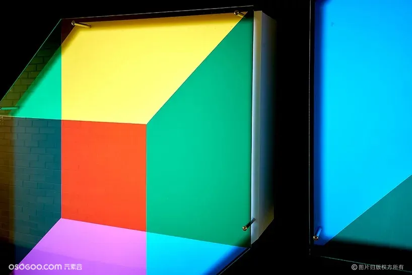 通过颜色和光的立方体查看密斯的房子