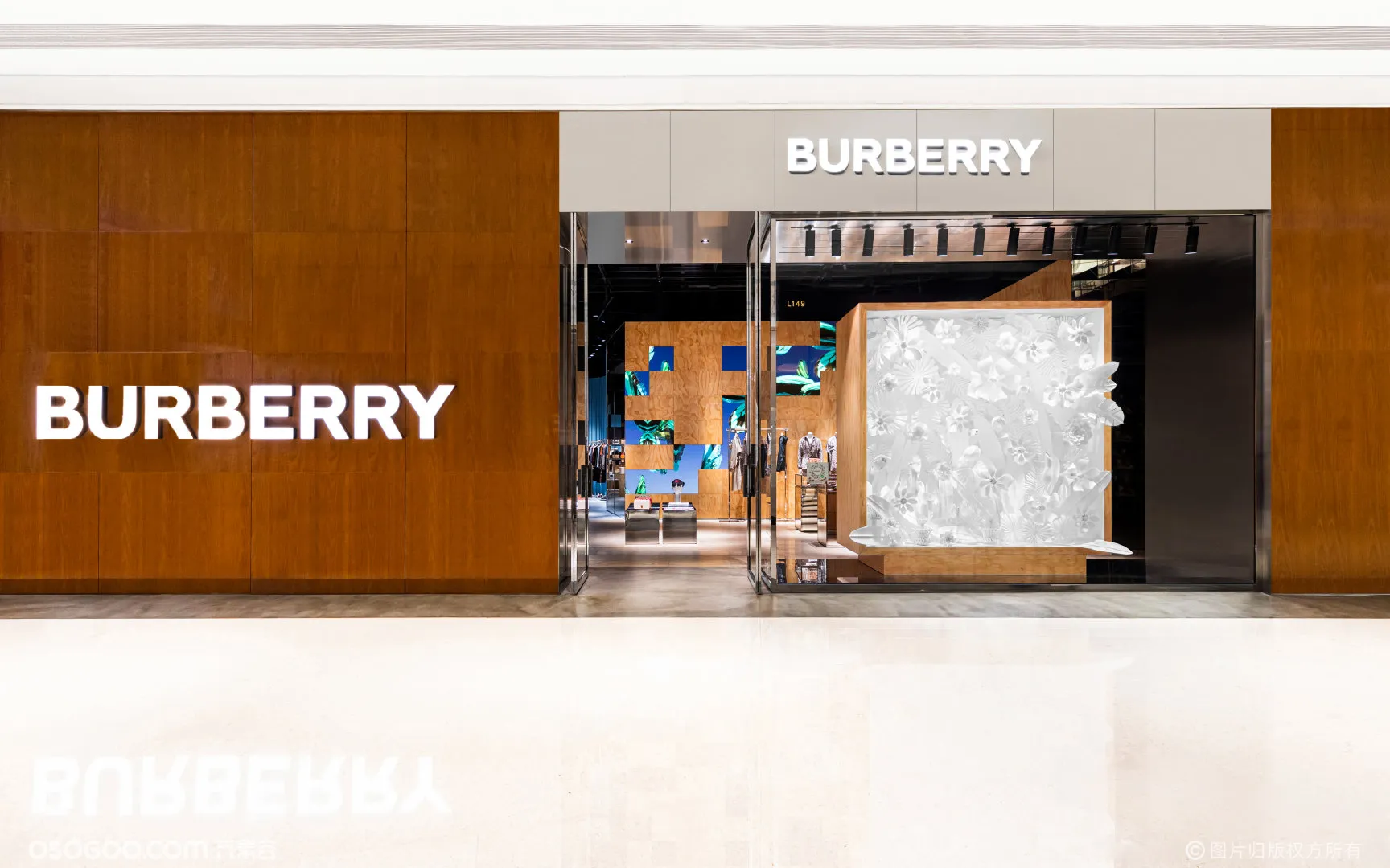 Burberry 社交零售精品店-互动橱窗装置