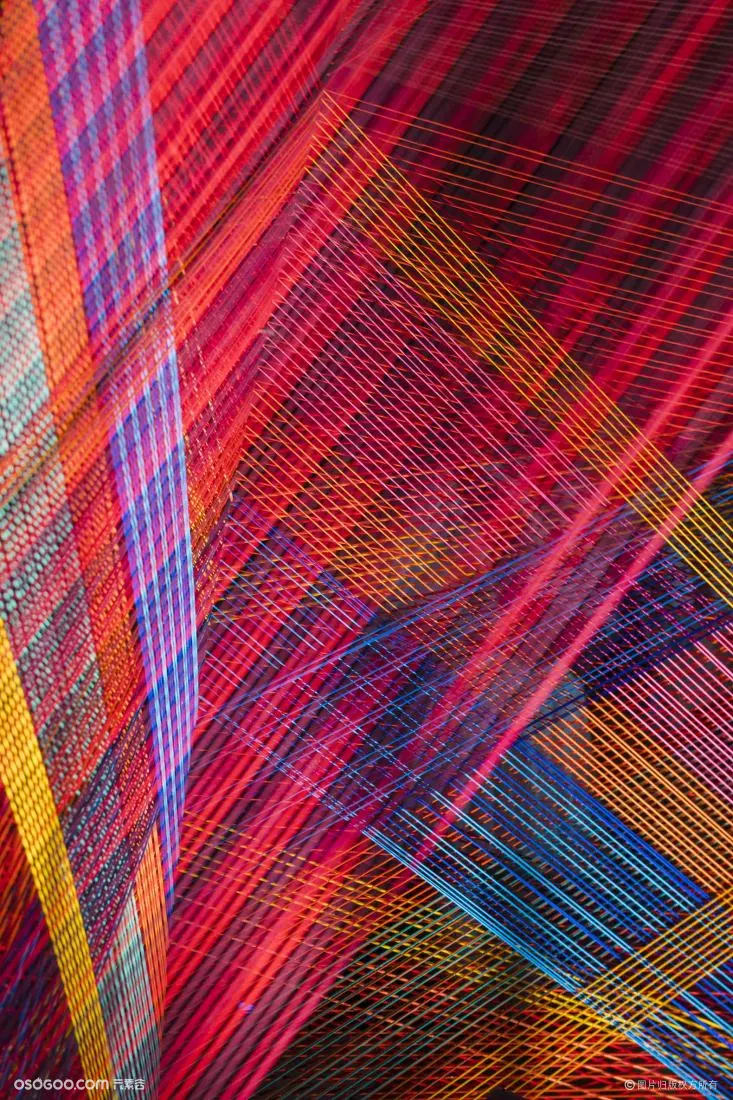 根据运动和光线进行变换设计的织布机舞台