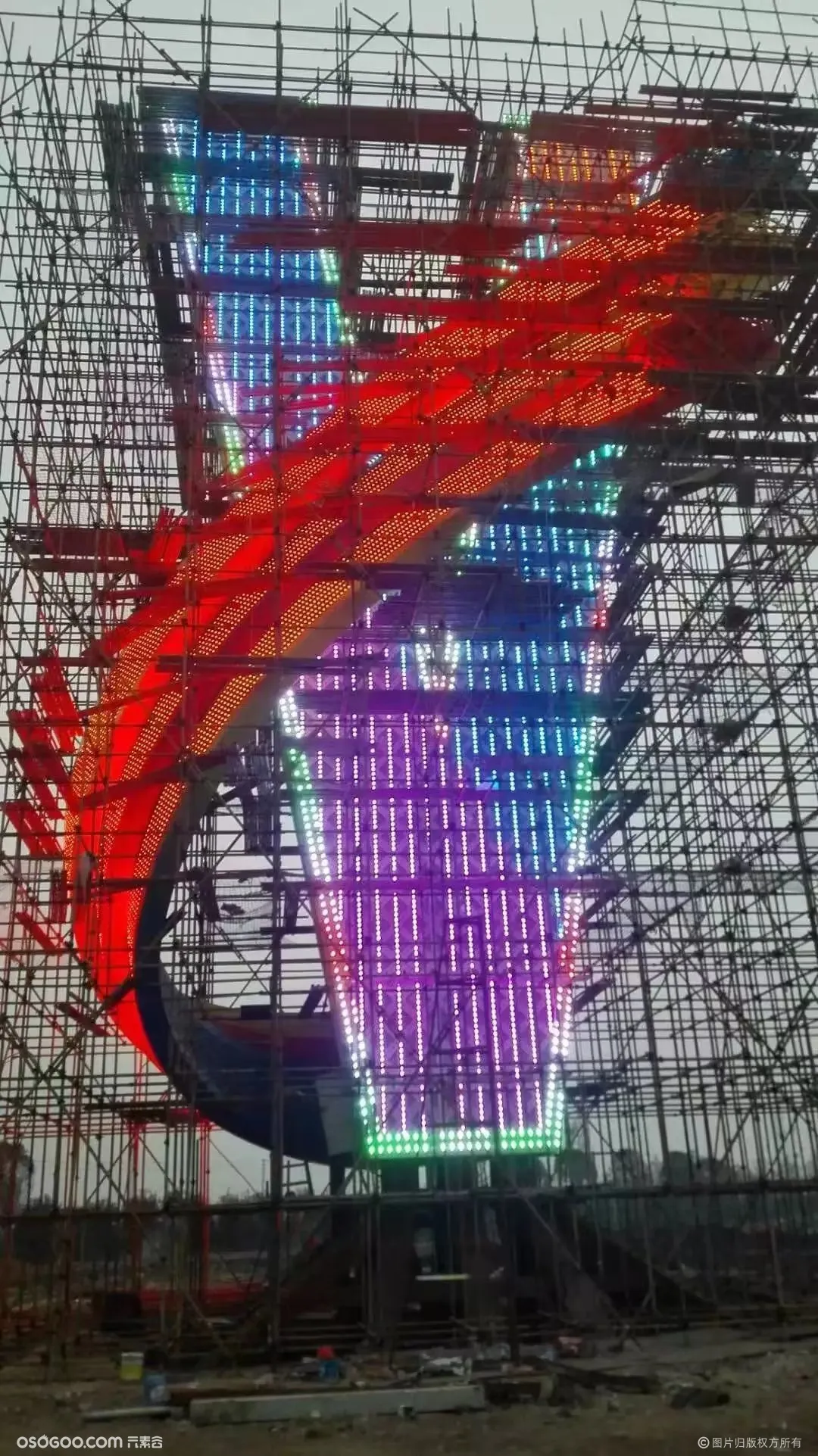 上海夜景灯光雕塑 V字母汽车不锈钢雕塑大型摆件