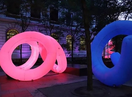 “甜甜圈”发光的艺术装置