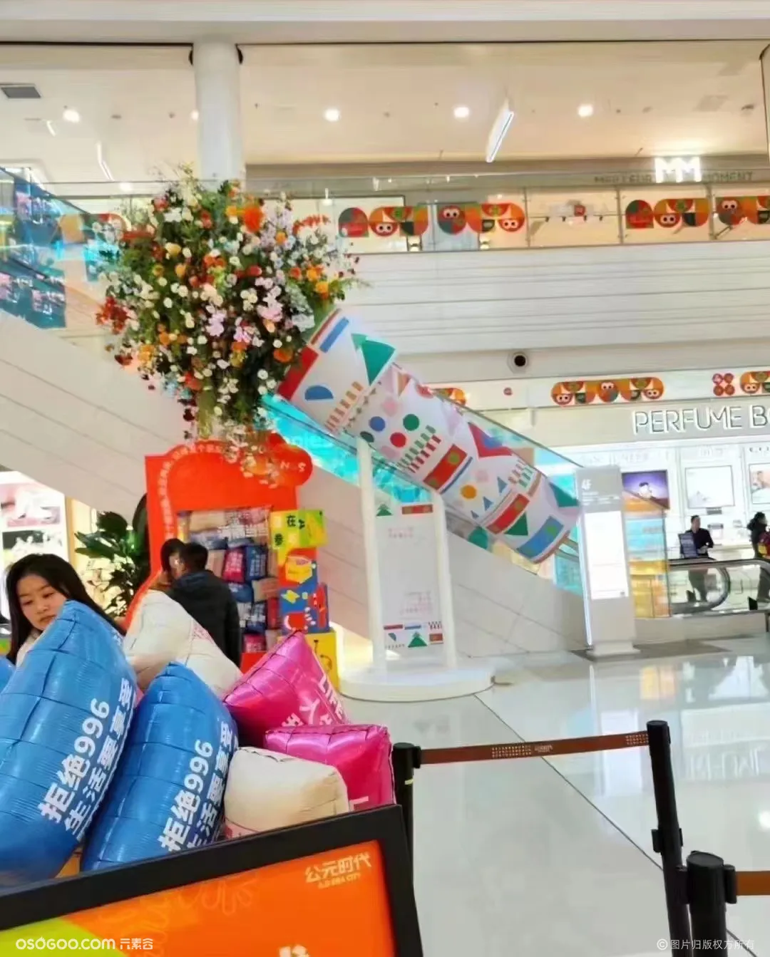 上海街头惊现巨型万花筒 艺术装置 网红美陈装置万花筒租赁