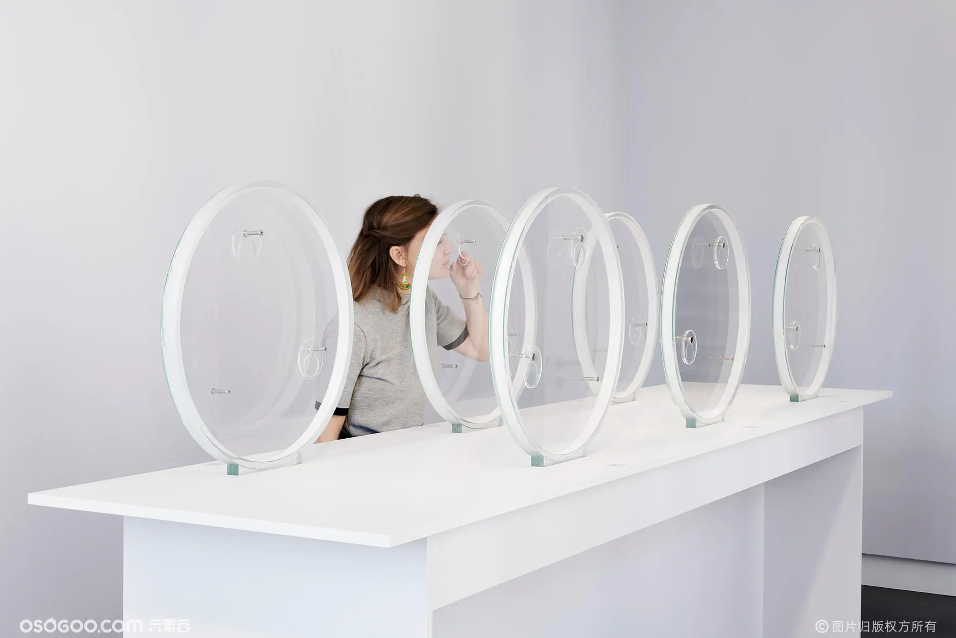 Glithero在洛桑举行的香水展览的装置将气味带入生活