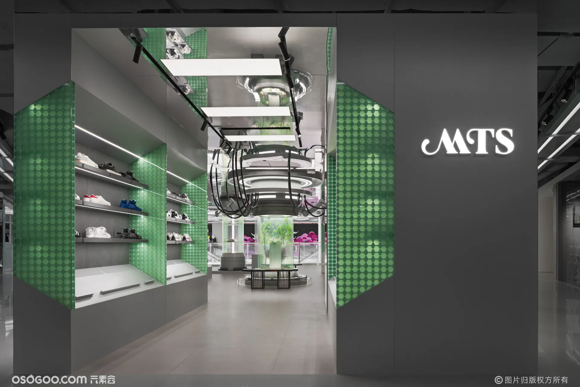 北京一家运动鞋零售商用科幻风格的空间超越了简单的商店
