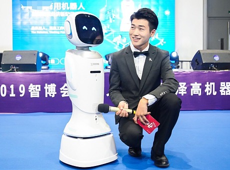 旺宝智能互动服务型机器人，迎宾接待，项目讲解等功能