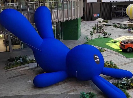 13米巨型可爱兔子落地贵州