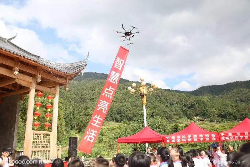 广告传媒新玩法 无人机吊物表演 空投无人机 