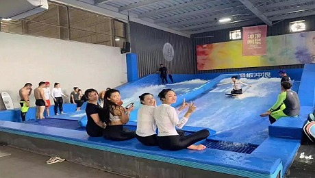 上海幕明打造全新室内冲浪体验馆 时尚潮流的运动设施