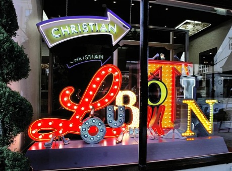 Christian Louboutin的霓虹灯印刷装置橱窗