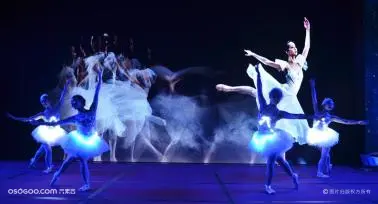 《荧光芭蕾》：创意类节目表演，欢迎咨询预订演出