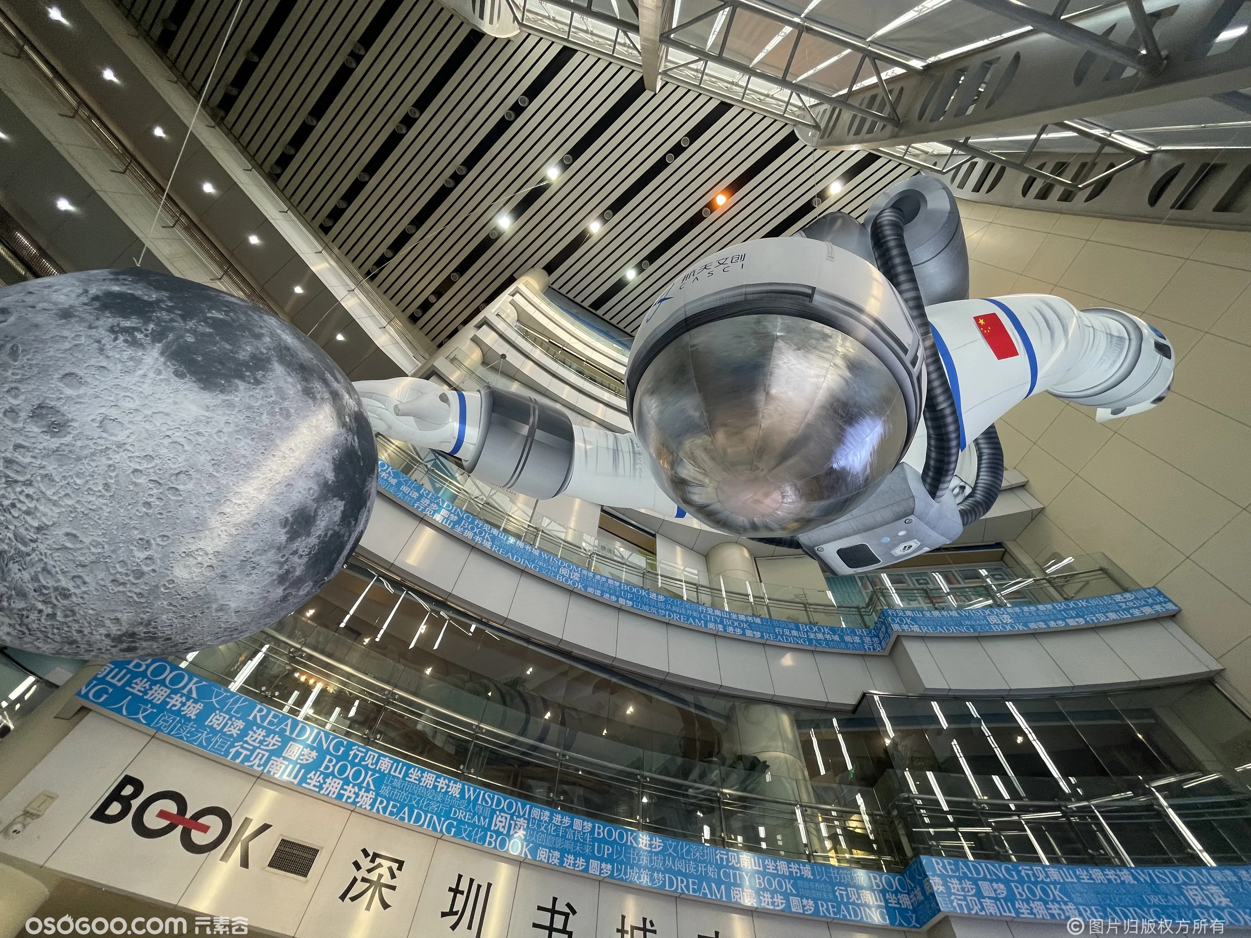 巨型宇航员发光气模——中国航天文创IP授权