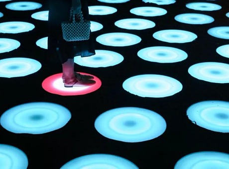 《彩色圆舞曲》新媒体艺术装置光影展亲子互动道具租赁