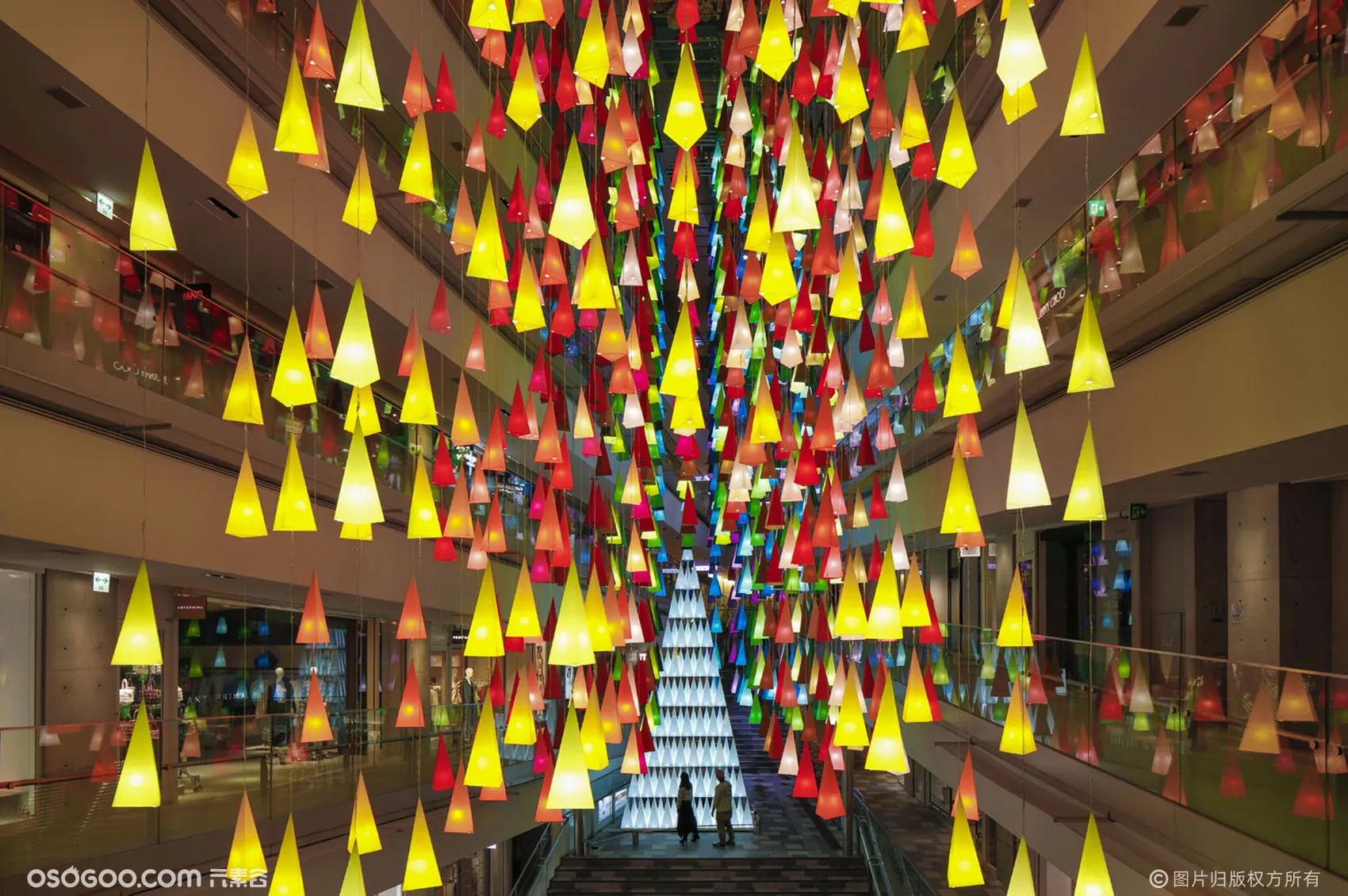 东京表参道Hills购物中心的照明“艺术”展