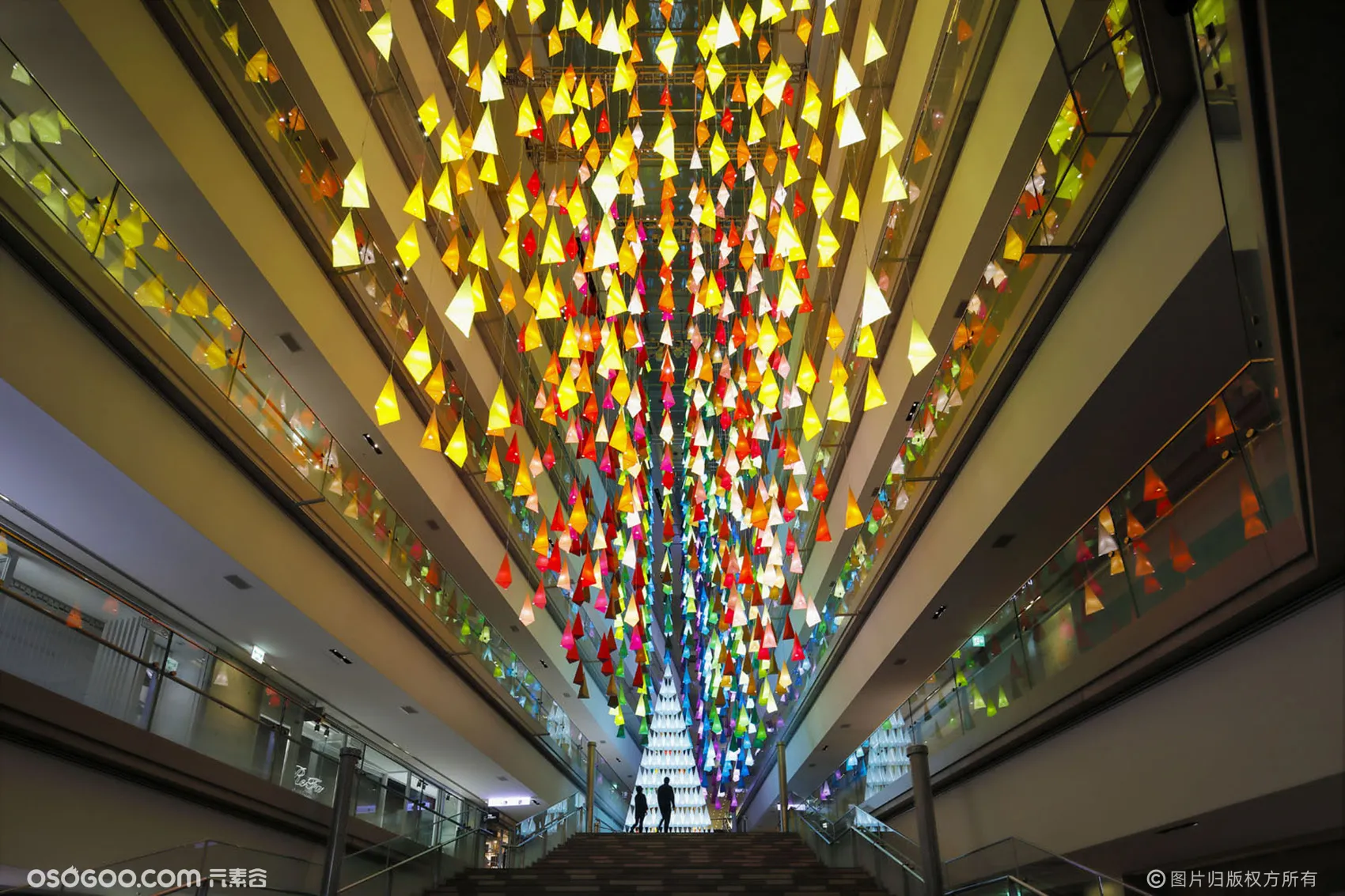 东京表参道Hills购物中心的照明“艺术”展