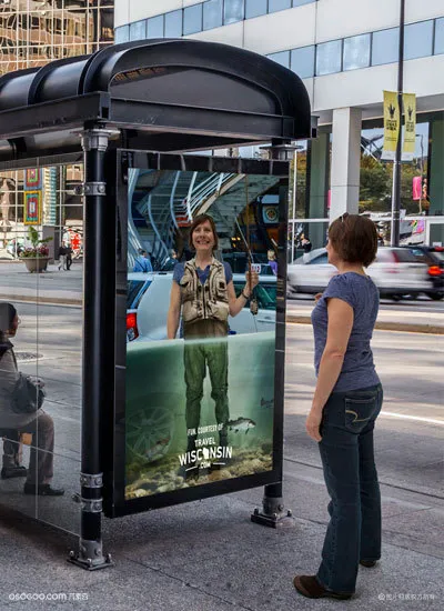 带你穿越！公交站牌旅游业广告。
