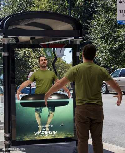 带你穿越！公交站牌旅游业广告。