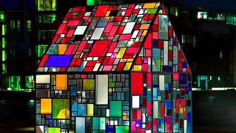 五彩斑斓彩色玻璃小房子彩色玻璃房子七彩小屋