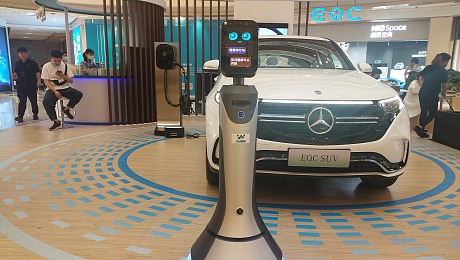 奔驰EQC纯电SUV智能发布会 奔驰汽车销售机器人