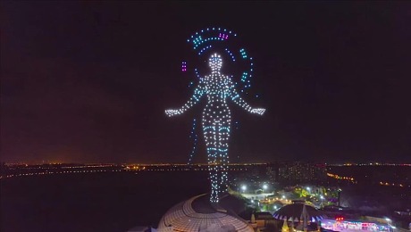 当五一遇上欢乐谷，600台无人机表演变幻炫目多彩的3D图案