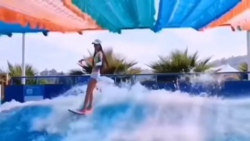 冲浪滑板冲浪是一种板类运动的杂交品种
